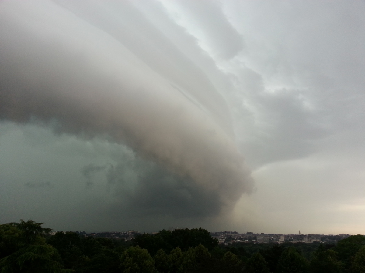 Un “shelf cloud” au-dessus de l’IRM, à Uccle, le 27 juillet 2013 (photo par Karim Hamid).