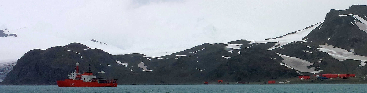 Figure C. Le navire océanographique Hesperides à l'ancre devant la base Juan Carlos 1°, île Livingston, Antarctique.