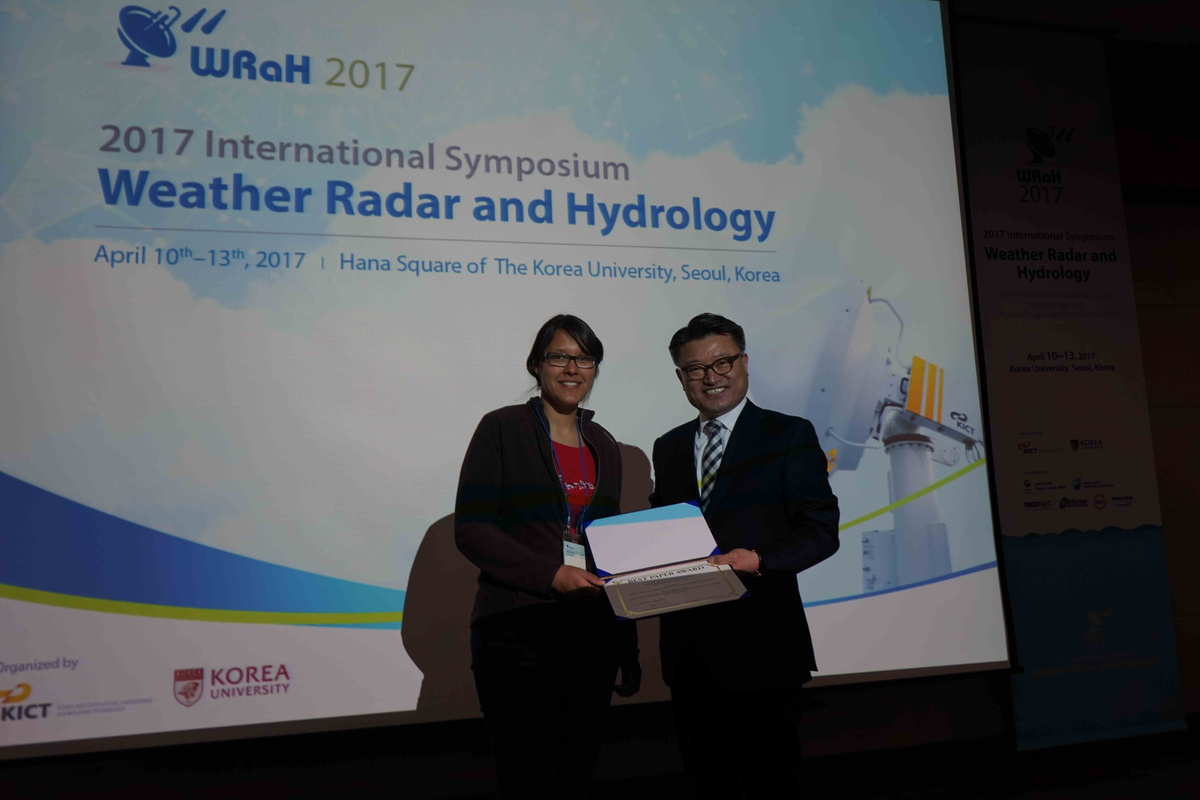La chercheuse de l’IRM, Lesley De Cruz, a reçu une récompense pour un poster sur STEPS-ALARO, à la conférence Weather Radar and Hydrology (WRaH) de 2017.