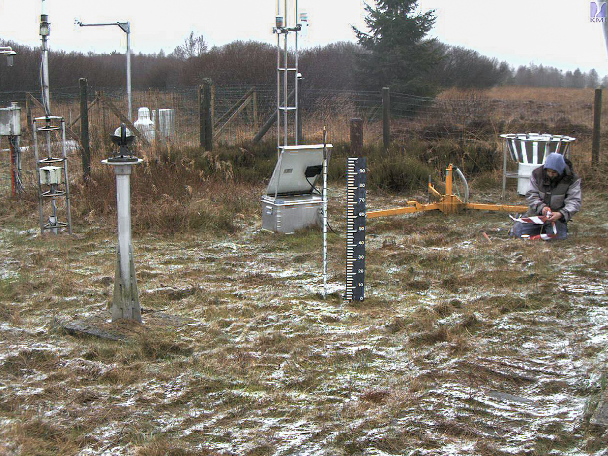 L’installation des capteurs au sol dans la station IRM du Mont Rigi (Hautes-Fagnes) le 3 décembre 2020, vue par notre «snowcam» à cet endroit.