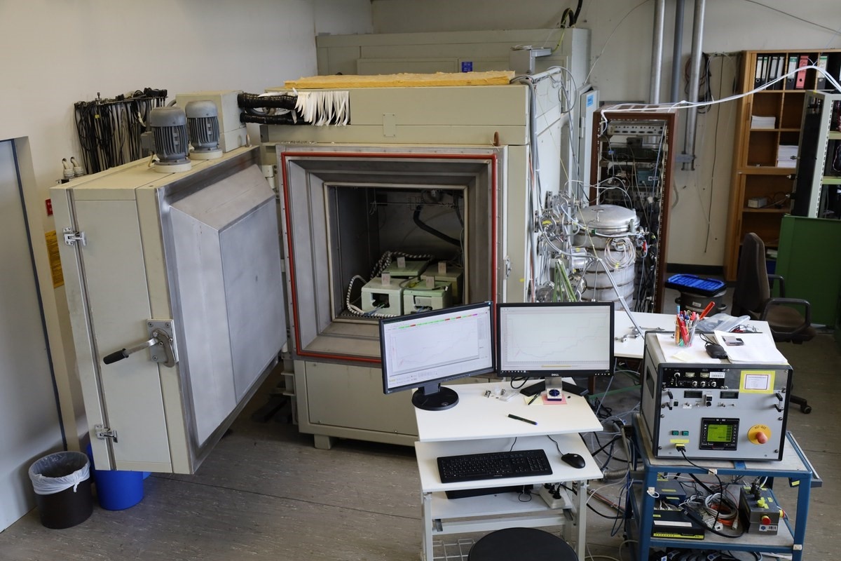 De drukkamer van het Wereld Calibratiecentrum voor ozonsondes in het Wetenschapscentrum Jülich in Duitsland. Binnenin is er ruimte voor 4 ozonsondes, zoals blijkt uit de foto.