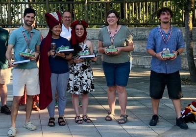 De vijf winnaars van de studentenwedstrijd van dit jaar, georganiseerd in het kader van de 19e ‘Castle Meetings’ met als thema ‘Nieuwe trends in gesteentemagnetisme, paleomagnetisme en omgevingsmagnetisme’. Jirka Verleysen, onderzoekster bij het KMI en doctoraatsstudente aan de Universiteit Gent, is de tweede van rechts.