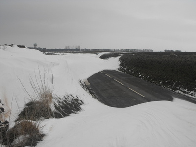 Le vent peut former d’énormes amas de neige, parfois de l’apparence d’une dune.