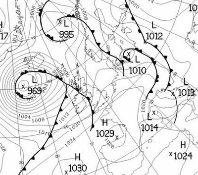 Un système classique de fronts, lié à un important centre dépressionnaire au sud-ouest de l’Is