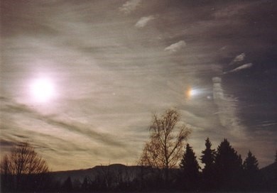 Une parhélie colorée (source: Wikipedia)