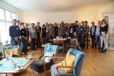 Foto 1 : Doctorandi en promotoren in het Hotel Hornbækhus te Kopenhagen tijdens de eerste opleidingsbijeenkomst van het ‘Critical Earth’ project dat doorging van 25 tot 29 oktober (op dat moment lieten de COVID-19 beperkingen in Denemarken een fysieke meeting toe).
