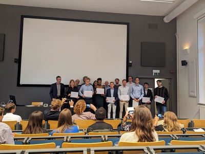 De studenten van het postgraduaat met hun certificaat tijdens de proclamatie.