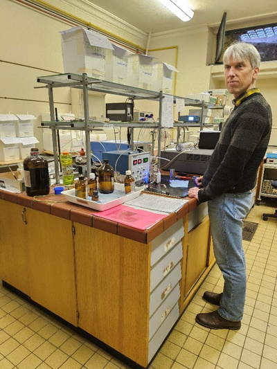 Roeland Van Malderen, responsable du centre d'assurance qualité et d'activités scientifiques pour les sondes d'ozone, ici au laboratoire de préparation des sondes d'ozone à Uccle.