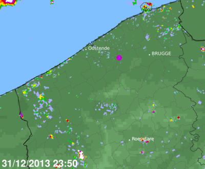 Figure 2: Image radar 10 minutes avant minuit. En plus du bruit de fond habituel sont également visibles quelques échos marquants causés notamment par des éoliennes. L'emplacement du radar est indiqué par un point mauve. En haut à gauche, quelques précipitations sont observées en Mer du Nord.