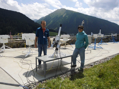 Het nieuwe BTS-Solar-instrument tussen de KMI-collega’s Alexander Mangold en Natacha Pezzetti.