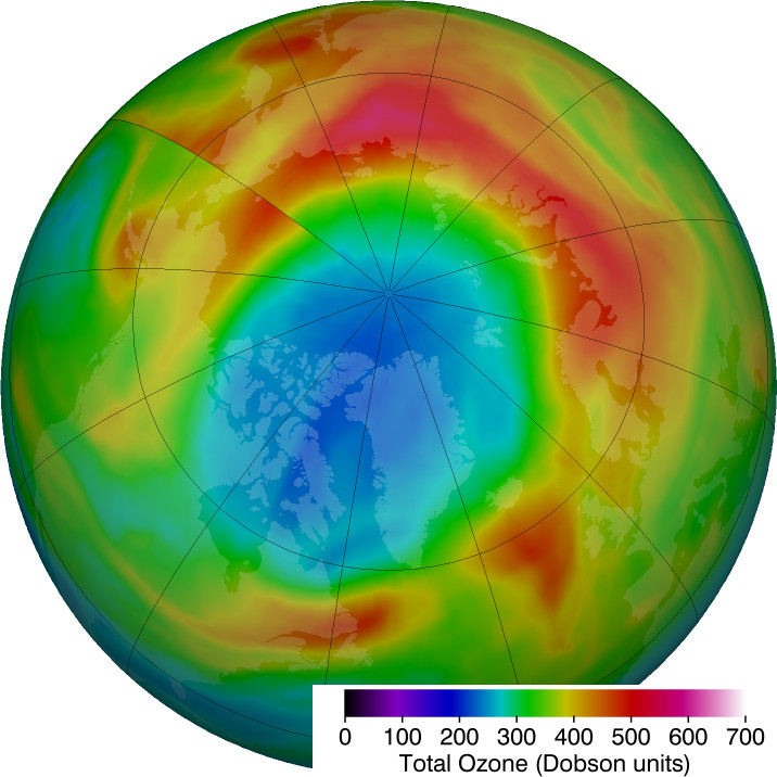 Observations par satellite de l’épaisseur de la couche d’ozone au-dessus du Pôle Nord le 21 mars 2020 (les données les plus récentes). Les couleurs bleues représentent une fine couche d’ozone, alors que les couleurs rouges représentent une couche plus épaisse. L’Europe semble être épargnée provisoirement des failes valeurs d’ozone. Le trou se situe au-dessus de Groenland et de l’Est du Canada. Crédits: https://ozonewatch.gsfc.nasa.gov