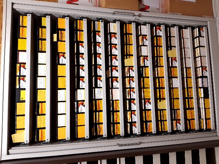 Microfilms en microfiches in de kelders van het KMI